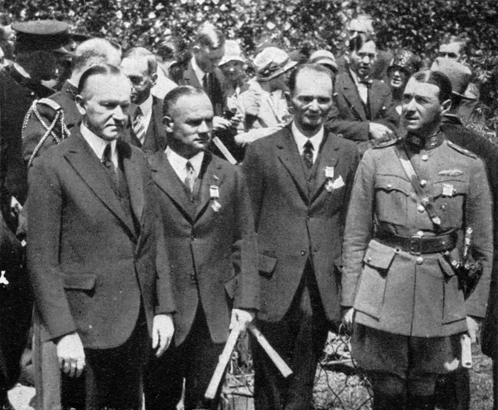 Köhl, von Hünefeld und Fitzmaurice mit dem neu verliehenen Orden „Flying Cross“